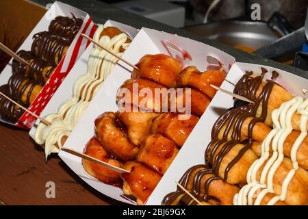 Nahaufnahme Donuts zum Verkauf in Bäckerei im Supermarkt.leckeres Frühstück Dessert für Kaffeepause am Morgen. Stockfoto