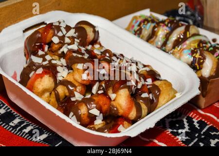 Nahaufnahme Donuts zum Verkauf in Bäckerei im Supermarkt.leckeres Frühstück Dessert für Kaffeepause am Morgen. Stockfoto