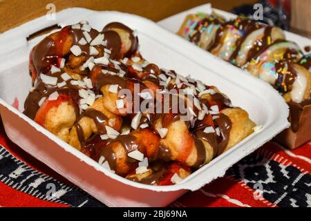 Nahaufnahme Donuts zum Verkauf in Bäckerei im Supermarkt.leckeres Frühstück Dessert für Kaffeepause am Morgen. Stockfoto