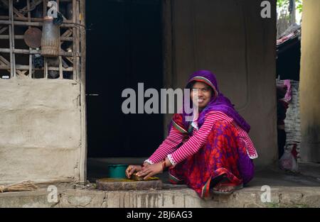 indische Frau mahlen Gewürze für die Herstellung von Lebensmitteln in der Küche Stockfoto