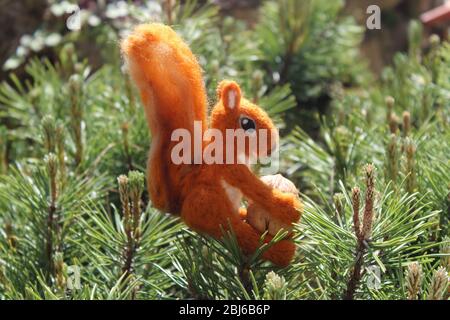 Nadel gefilzte handgefertigte Wolle Eichhörnchen Skulptur Stockfoto