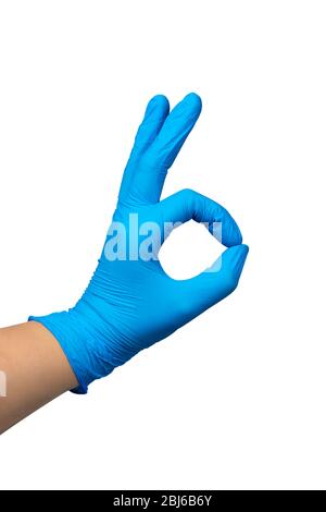 Weibliche Hand in blauen Chirurgie Gummihandschuhe machen OK Zeichen isoliert auf einem weißen Hintergrund. Beschneidungspfad enthalten. Stockfoto