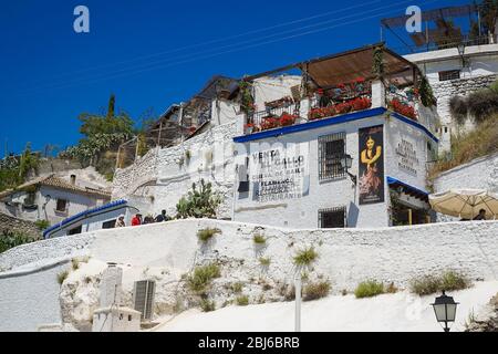 10. April 2020, Granada, Spanien. Blick auf das Viertel Sacromonte und Albaicin in Granada. Weiße Häuser von Granada. Old Muslim Viertel Bezirk Stockfoto