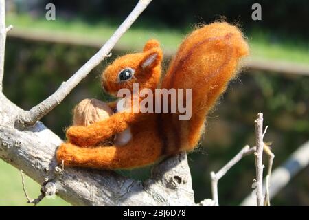 Nadel gefilzte handgefertigte Wolle Eichhörnchen Skulptur Stockfoto