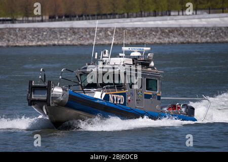NEW YORK, NY - 28. APRIL 2020: Das Polizeiboot der NYPD patrouilliert den East River in New York City. Stockfoto