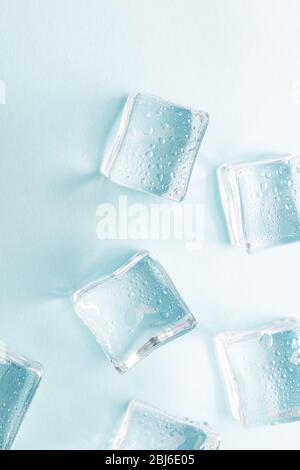 Farbiges Banner mit frischen Eiswürfeln und Reflexionen Stockfoto