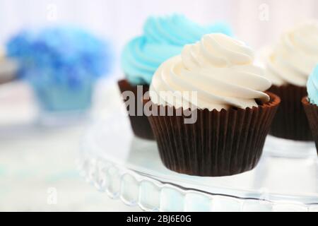 Cupcakes auf Glasschale Nahaufnahme Stockfoto