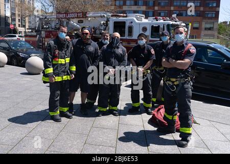 NEW YORK, NY - 28. APRIL 2020: FDNY Feuerwehrleute aus Tower Ladder 115 in Long Island City. Stockfoto