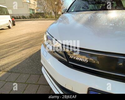 Paris, Frankreich - 6. Februar 2020: Frontansicht des Logos auf dem neuen Volkswagen Golf Hybrid Auto, das auf der französischen Straße geparkt ist Stockfoto