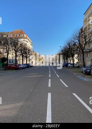 Straßburg, Frankreich - 24. März 2020: Leere Straße und klarer blauer Himmel während der Sperrung der allgemeinen Haft wegen einer Coronavirus-Pandemie in Frankreich Stockfoto