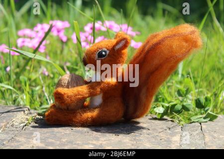 Nadel gefilzte handgefertigte Wolle Eichhörnchen Skulptur Stockfoto