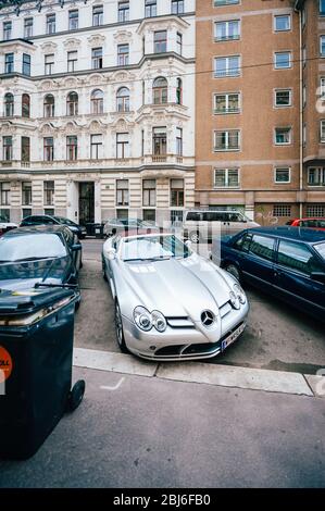 Wien, Österreich - 5. Juli 2011: Neuer Luxus-Mercedes-Benz SLR McLaren in der Wiener Straße Stockfoto