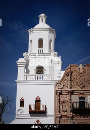 Der Turm der Mission San Xavier del Bac ist eine historische katholische Mission Spaniens, die 1692 von Pater Kino gegründet wurde und als die Weiße Taube der Wüste bekannt ist. Stockfoto