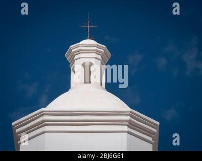 Lockiges Eisenabschnitten eines Tores in Schwarz-Weiß bei Mission San Xavier del Bac im Süden von Arizona. Stockfoto