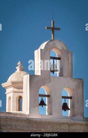 Drei Missionsglocken hängen in San Xavier del Bac im Süden von Arizona. Stockfoto