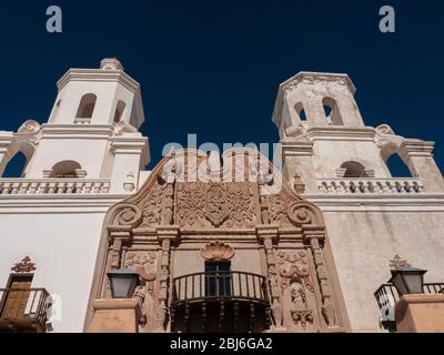 Die 1692 gegründete Mission San Xavier del Bac ist eine historische katholische spanische Mission, die als Weiße Taube der Wüste bekannt ist. Stockfoto