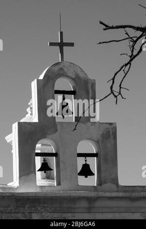Drei Missionsglocken hängen in San Xavier del Bac im Süden von Arizona. Stockfoto