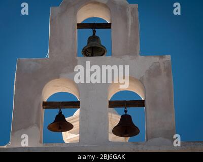 Drei Missionsglocken hängen in San Xavier del Bac im Süden von Arizona. Stockfoto