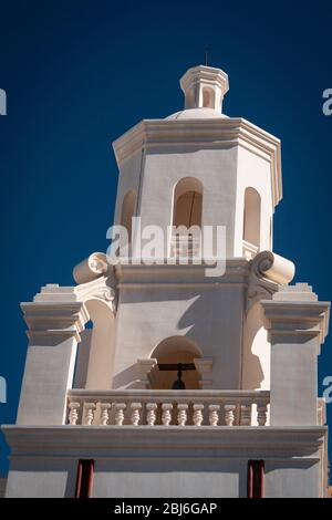 Ein weißer Turm vor einem strahlend blauen Himmel bei der Mission San Xavier del Bac im Süden von Arizona. Stockfoto