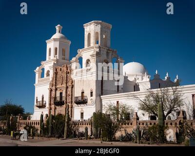 Die 1692 gegründete Mission San Xavier del Bac ist eine historische katholische spanische Mission, die als Weiße Taube der Wüste bekannt ist. Stockfoto