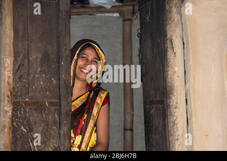 Frau steht vor der Tür des Hauses in Indien Stockfoto