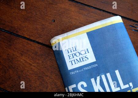 Eine einzige Kopie der englischen Version der Epoch Times, einer Publikation, die mit der religiösen Falun Gong Bewegung in Verbindung steht; Teil der Epoch Mediengruppe. Stockfoto