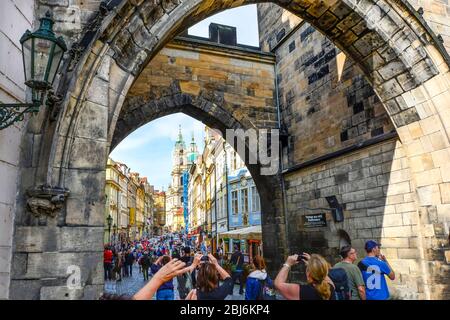 Eine große Menge Touristen auf dem Weg der Könige zum Prager Schlosskomplex aus dem kleinen Turm auf der Karlsbrücke in Prag, Tschechien. Stockfoto