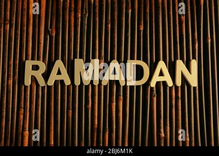 Bild des Wortes RAMADAN auf Holzhintergrund, Nahaufnahme Stockfoto