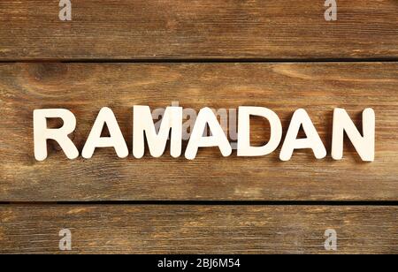 Bild des Wortes RAMADAN auf Holzhintergrund, Nahaufnahme Stockfoto