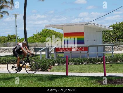 Miami, Vereinigte Staaten Von Amerika. April 2020. MIAMI BEACH - FL APRIL 27: Ein Radfahrer rollt einen leeren Ocean Drive hinunter, am Mittwoch endet Miami-Dade offiziell mit einer sechswöchigen Schließung von Parks, ersetzt durch ein neues Regelwerk, das darauf abzielt, die Begegnung in der Nähe während der Coronavirus-Pandemie am 27. April 2020 in Miami Beach Florida einzuschränken. (Foto von Alberto E. Tamargo/Sipa USA) Quelle: SIPA USA/Alamy Live News Stockfoto