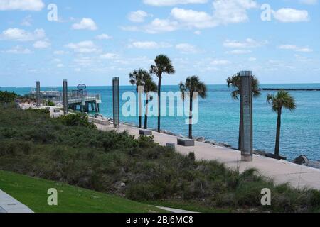 MIAMI BEACH, FL - APRIL 28: Gesamtansicht des South Pointe Parks in Miami Beach während der Coronavirus-Pandemie am 28. April 2020 in Miami Beach, Florida. Ab April 29 wird Miami-Dade County öffentliche Parks, Yachthäfen und Golfplätze eröffnen, da Phase 1 des Endes des Coronavirus-Stillstands in Gang kommt. COVID-19 hat sich in den meisten Ländern der Welt verbreitet und fordert über 215,000 Leben mit Infektionen über 3.1 Millionen Menschen. (Foto von Alberto E. Tamargo/Sipa USA) Stockfoto