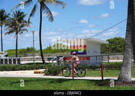 Miami, Vereinigte Staaten Von Amerika. April 2020. MIAMI BEACH - FL APRIL 27: Ein Radfahrer rollt einen leeren Ocean Drive hinunter, am Mittwoch endet Miami-Dade offiziell mit einer sechswöchigen Schließung von Parks, ersetzt durch ein neues Regelwerk, das darauf abzielt, die Begegnung in der Nähe während der Coronavirus-Pandemie am 27. April 2020 in Miami Beach Florida einzuschränken. (Foto von Alberto E. Tamargo/Sipa USA) Quelle: SIPA USA/Alamy Live News Stockfoto