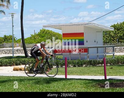 Miami, Vereinigte Staaten Von Amerika. April 2020. MIAMI BEACH - FL APRIL 27: Ein Radfahrer rollt einen leeren Ocean Drive hinunter, am Mittwoch endet Miami-Dade offiziell mit einer sechswöchigen Schließung von Parks, ersetzt durch ein neues Regelwerk, das darauf abzielt, die Begegnung in der Nähe während der Coronavirus-Pandemie am 27. April 2020 in Miami Beach Florida einzuschränken. (Foto von Alberto E. Tamargo/Sipa USA) Quelle: SIPA USA/Alamy Live News Stockfoto