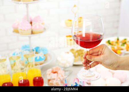 Frau mit Weinglas auf Buffet Hintergrund Stockfoto