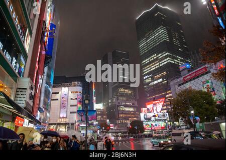 Ein Abschnitt der berühmten Shibuya Crossing, oder Shibuya Scramble Crossing, ist eine beliebte Scramble Crossing in Shibuya, Tokio, Japan. Stockfoto