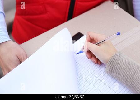 Weibliche Hand Signing Lieferform auf der Box, Nahaufnahme Stockfoto