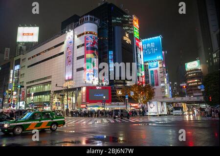 Ein Abschnitt der berühmten Shibuya Crossing, oder Shibuya Scramble Crossing, ist eine beliebte Scramble Crossing in Shibuya, Tokio, Japan. Stockfoto