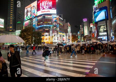 Ein Abschnitt der berühmten Shibuya Crossing, oder Shibuya Scramble Crossing, ist eine beliebte Scramble Crossing in Shibuya, Tokio, Japan. Stockfoto