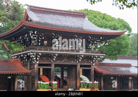 Details des kupfergefliesten Daches und vergoldete Siegel des Meiji-Schreins in Tokio, Japan, Stockfoto