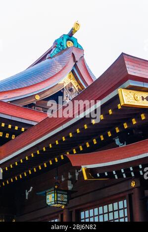 Details des kupfergefliesten Daches und vergoldete Siegel des Meiji-Schreins in Tokio, Japan, Stockfoto