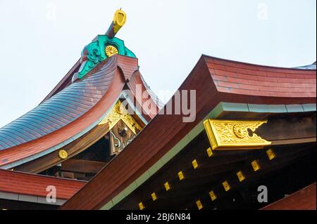 Details des kupfergefliesten Daches und vergoldete Siegel des Meiji-Schreins in Tokio, Japan, Stockfoto