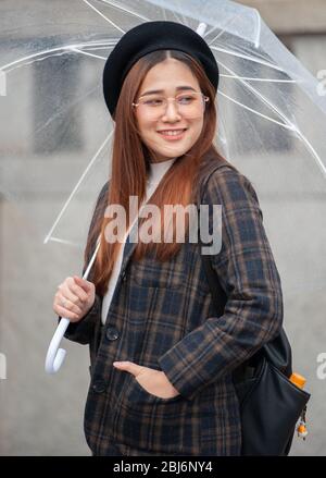 Japanische Frau, die durch das Modeviertel in der Takeshita Street im Harajuku-Viertel, Tokio, Japan, läuft Stockfoto