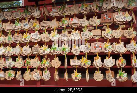 EMA, kleine Holztafeln, in denen Shinto- und buddhistische Gläubige Gebete oder Wünsche im Tsurugaoka Hachimangū-Schrein in Kamakura, Japan, schreiben. Stockfoto
