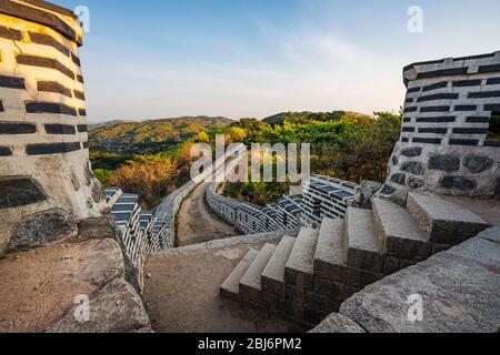 Namhansanseong, Südkorea - 26. APRIL 2020: Der Namhansanseong Provincial Park, der Heimat der gleichnamigen Festung, ist eine UNESCO-Stätte mit Blick auf Seoul. Stockfoto