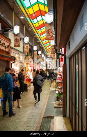 Ein Blick auf den Nishiki-Lebensmittelmarkt in Kyoto Japan Stockfoto