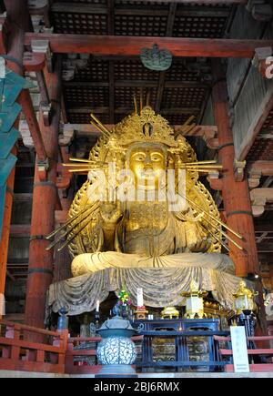 Statue von Buddha im Todai-ji-Tempel in Nara, Japan. Die Statue ist eine massive 15-Meter-Bronze-Statue des Vairocana-Buddha, bekannt als Daibutsu. Stockfoto