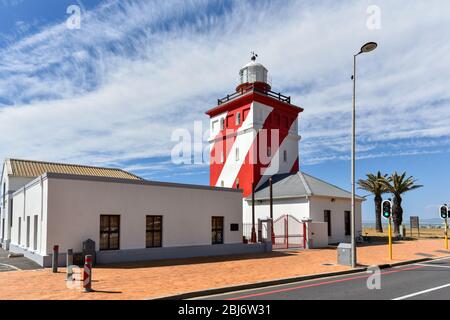 Der Green Point Lighthouse in Mouille Point ist der älteste betriebsfähige Leuchtturm, der in Kapstadt (im Jahr 1824) in Südafrika errichtet wurde Stockfoto