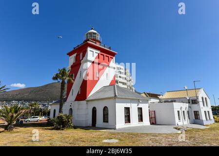 Der Green Point Lighthouse in Mouille Point ist der älteste betriebsfähige Leuchtturm, der in Kapstadt (im Jahr 1824) in Südafrika errichtet wurde Stockfoto