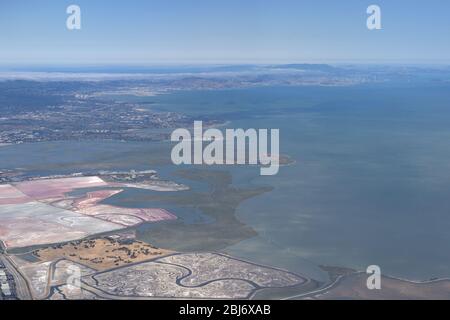 Biegen Sie auf die Endanfahrt zum Flughafen SFO über die südliche San Francisco Bay Area, CA Stockfoto