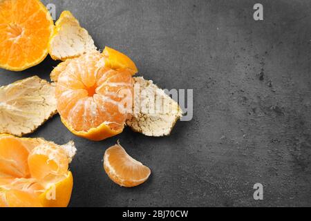 Schale mit frischen Mandarinen auf dunklem Metalltisch, Nahaufnahme Stockfoto